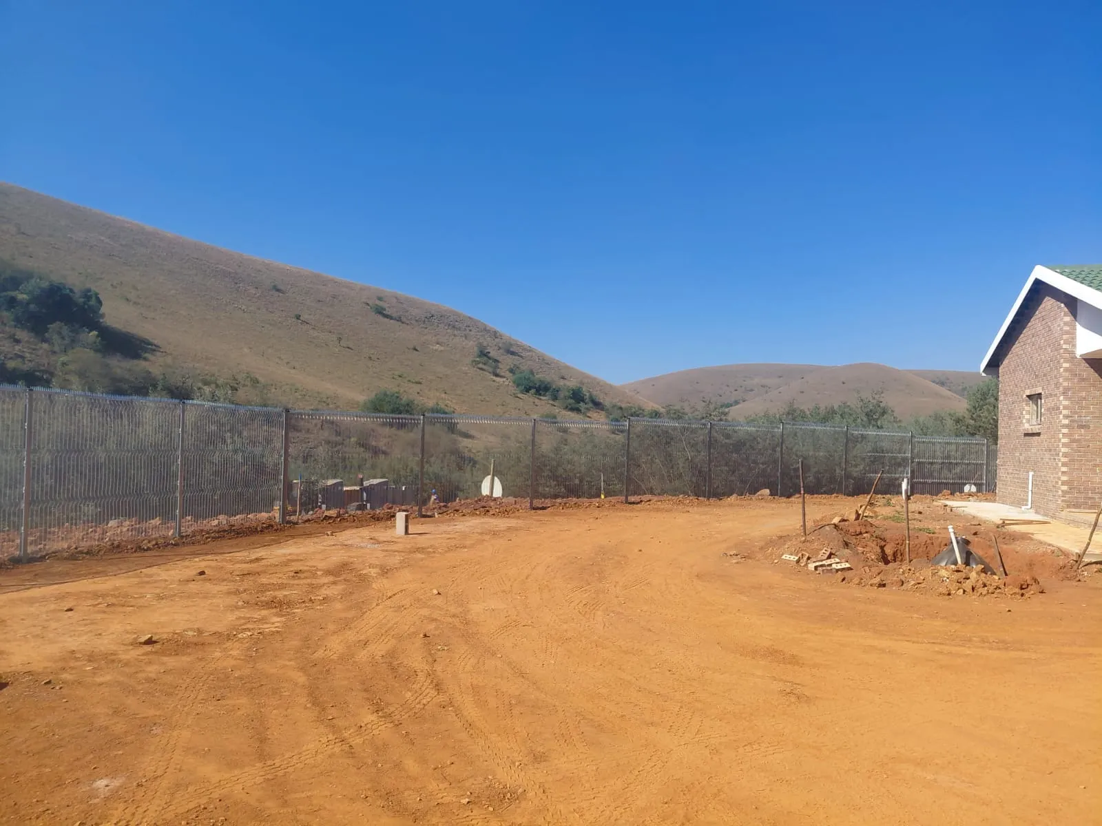 Capstone perimeter fence installation progress 17